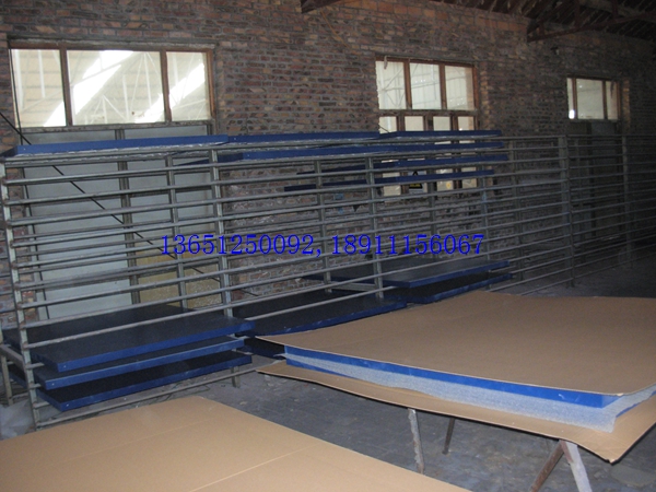 老國標室外乒乓球臺對面