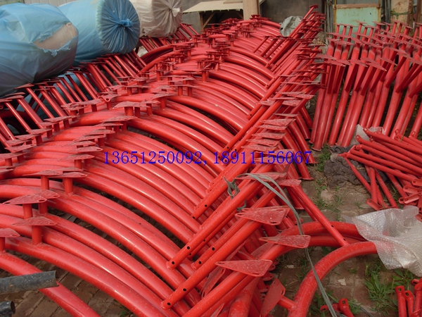 老國標室外乒乓球臺對面