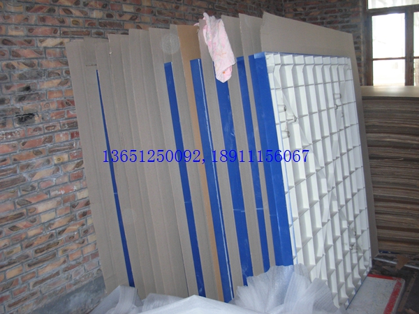 老國標室外乒乓球臺對面