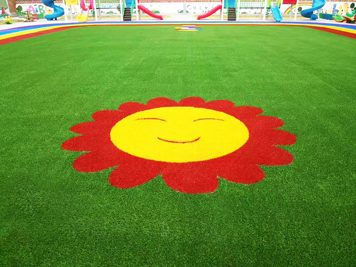幼兒足球場人工草坪運動系統(tǒng)-草絲選用C型單絲，柔軟舒適，挺直度佳,安全環(huán)保的PU背膠(圖文)