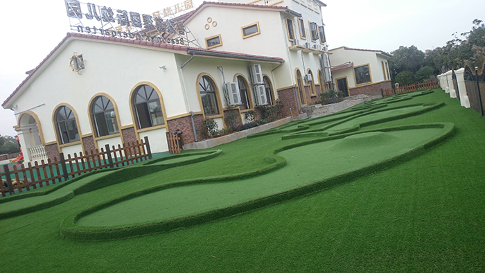 幼兒足球場人工草坪運動系統(tǒng)-草絲選用C型單絲，柔軟舒適，挺直度佳,安全環(huán)保的PU背膠(圖文)