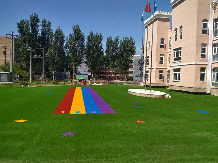 幼兒足球場人工草坪運動系統(tǒng)-草絲選用C型單絲，柔軟舒適，挺直度佳,安全環(huán)保的PU背膠(圖文)