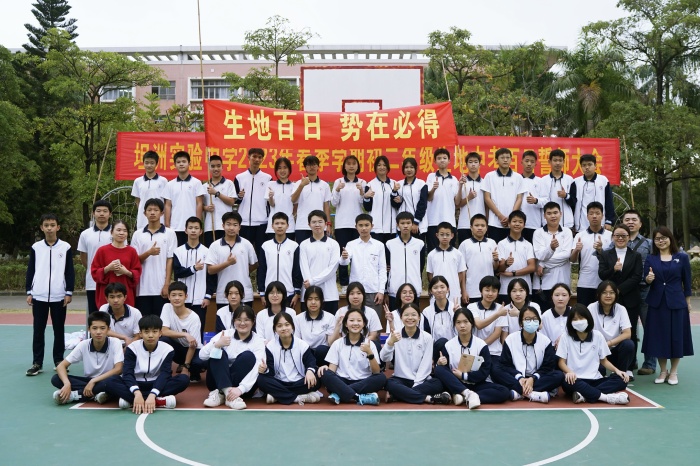 秣馬揚(yáng)鞭酬壯志，奮楫篤行鑄輝煌