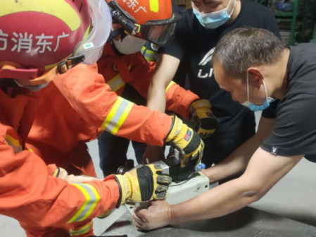 驚險！男子手指被機器“咬”住，中山三角鎮(zhèn)消防火速救援
