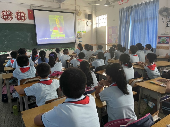 樂群小學開展“信念的顏色”愛國主題班會