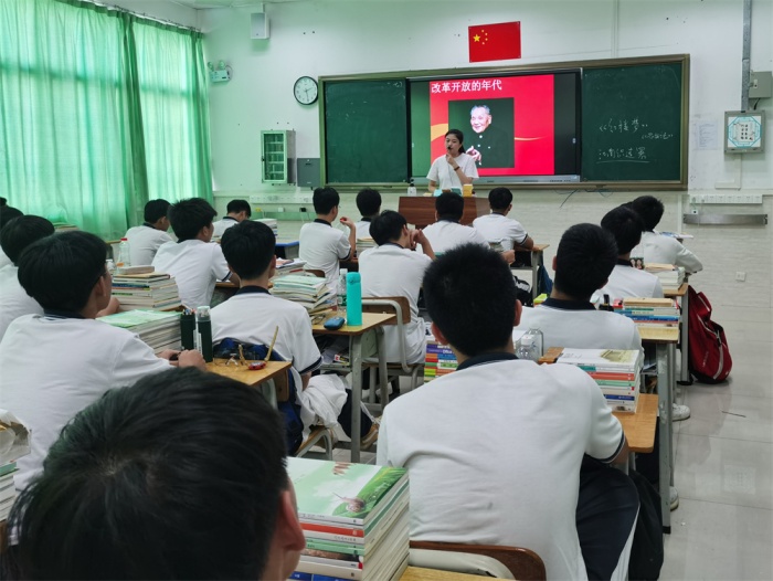 中山市火炬科學技術(shù)學校開展“我看偶像”主題班會