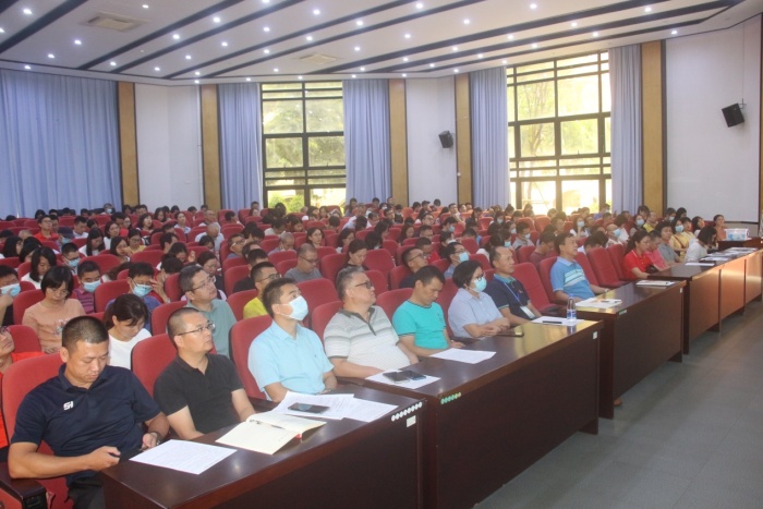 桂山中學(xué)啟動新學(xué)年“師德建設(shè)主題教育月”專題學(xué)習(xí)