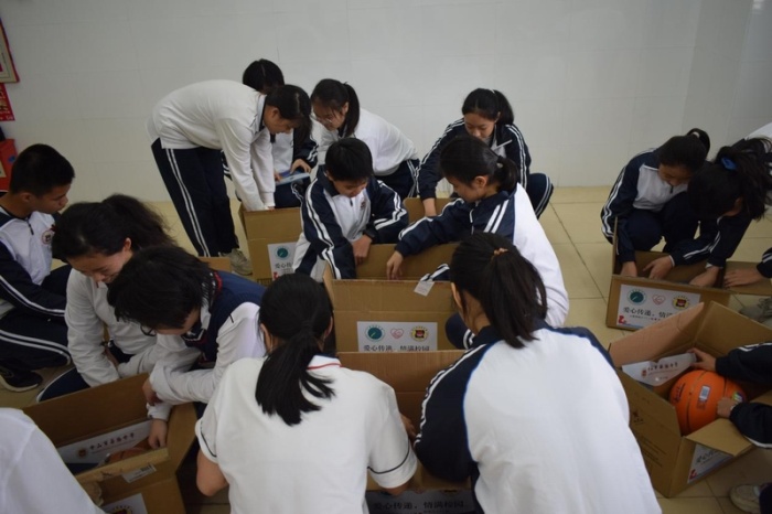 愛心傳遞 情滿校園——市僑中初中部開展向汕頭市潮陽區(qū)上底初級中學捐贈活動