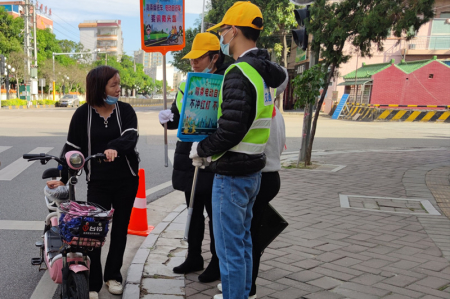 “黃馬甲”成街頭風景！南頭鎮(zhèn)60余名志愿者勸導駕乘人員佩戴頭盔