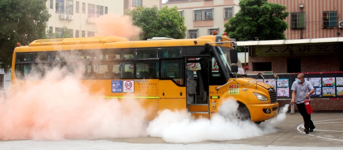 加強(qiáng)校車(chē)應(yīng)急演練，筑牢師生安全防線