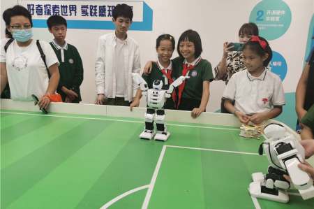 開啟科技體驗(yàn)之旅！新鰲嶺社區(qū)青少年科普實(shí)踐教育基地揭牌