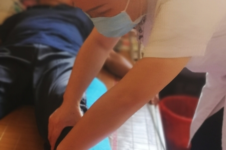 國慶假期，板芙醫(yī)院醫(yī)生志愿者上門送診療