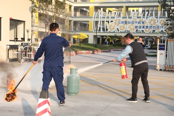 消防演練進(jìn)校園 筑牢安全“防火墻”