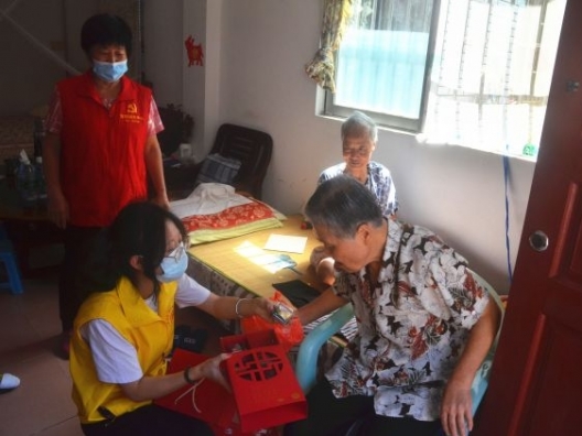 南區(qū)馬嶺社區(qū)開展老年弱勢(shì)群體中秋關(guān)愛(ài)行動(dòng)