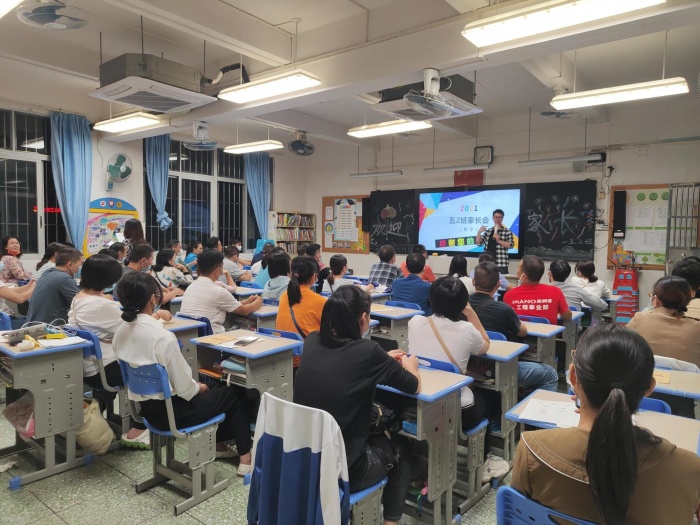 開(kāi)發(fā)區(qū)第二小學(xué)舉行“家校共話‘雙減’，攜手助力成長(zhǎng)”家長(zhǎng)會(huì)