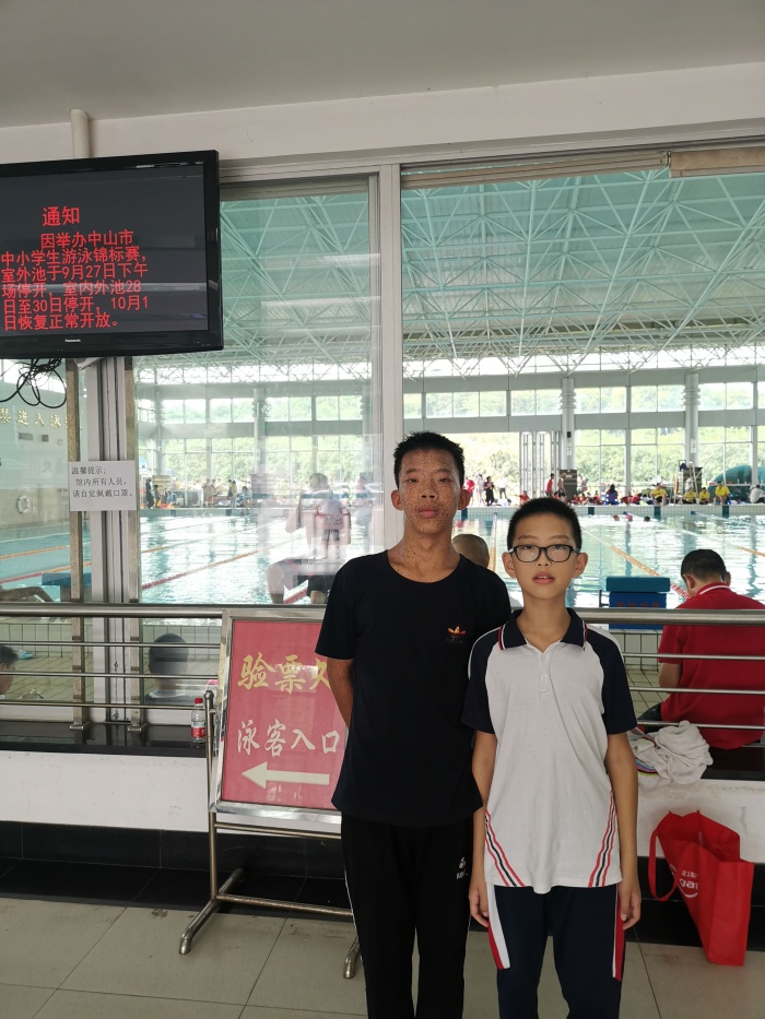 聾健同臺，泳池之中競風(fēng)采