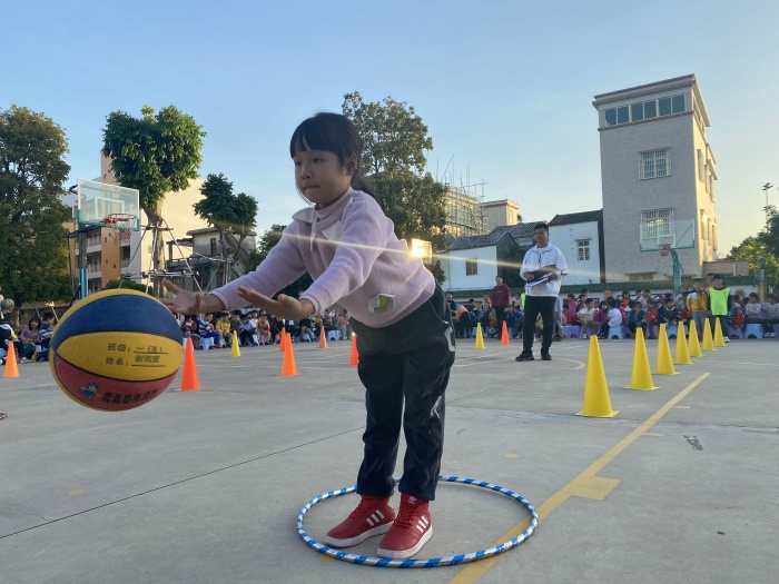 籃天灑汗水，球技展群彩
