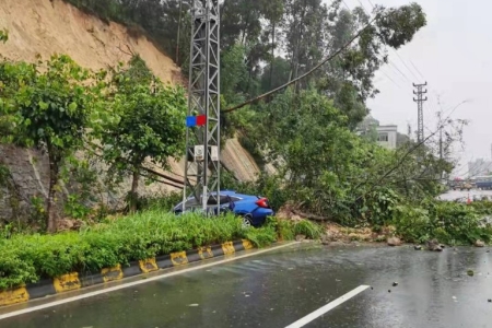 司機(jī)注意繞行！神灣一路段因滑坡而交通中斷