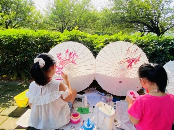 大手牽小手，“繪”出對(duì)祖國(guó)的祝福