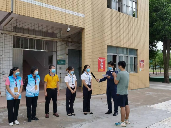 橫欄鎮(zhèn)“全民投票查餐廳”網(wǎng)絡(luò)直播來到橫欄中學(xué)