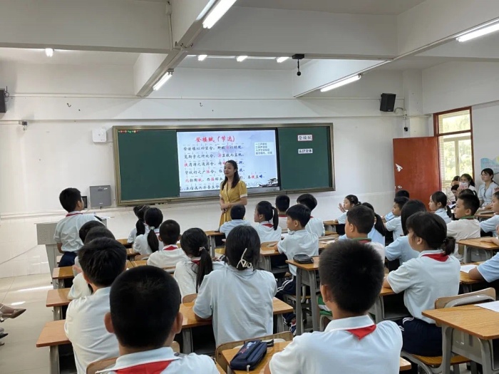 吟誦國學經(jīng)典，傳承中華文化