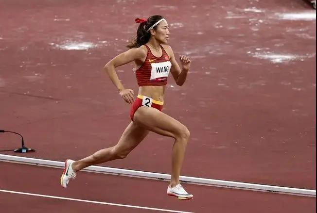 “黑科技”跑道，讓運(yùn)動(dòng)員“飛了起來(lái)”！-奧運(yùn)田徑跑道是如何造出來(lái)的？