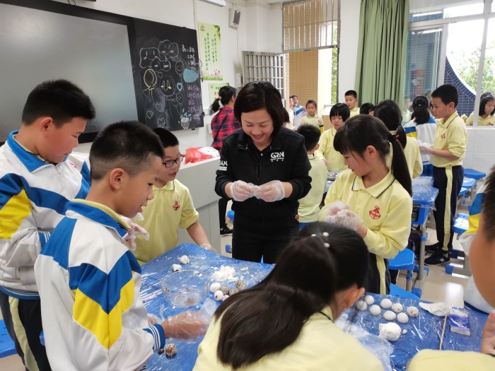 喜慶元宵節(jié)，親子包湯圓