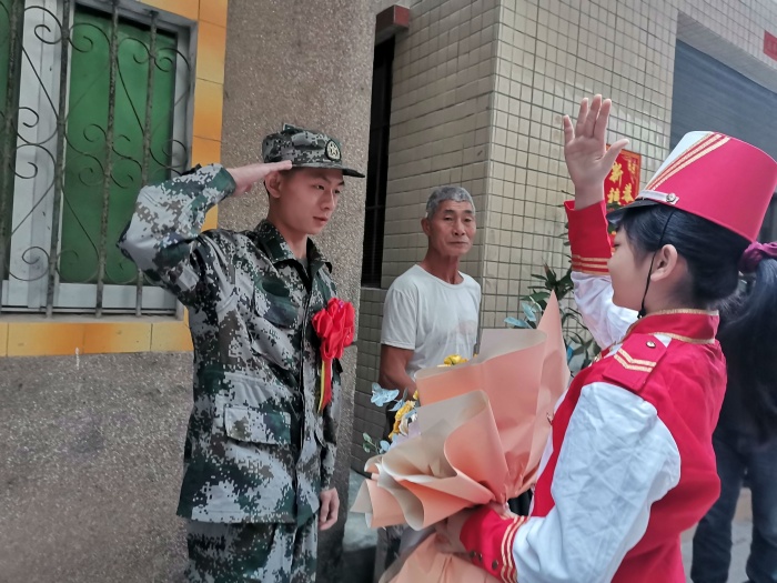 濃濃愛國心　鼓樂奏響送軍情