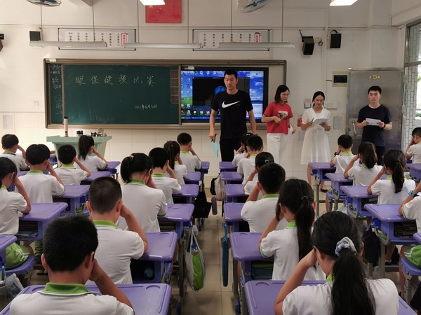 開發(fā)區(qū)香暉園小學(xué)開展全國“愛眼日”宣傳教育活動暨眼保健操比賽