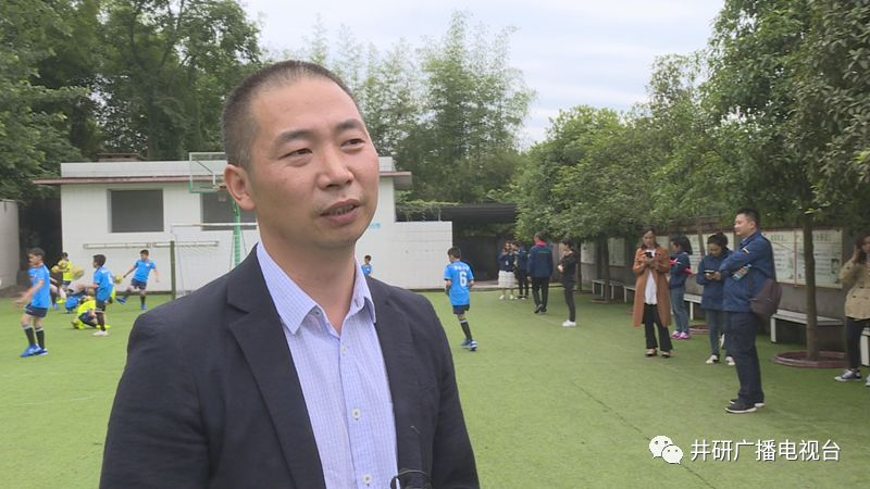 愛心人士到井研捐資助學(xué)、捐建校園足球場