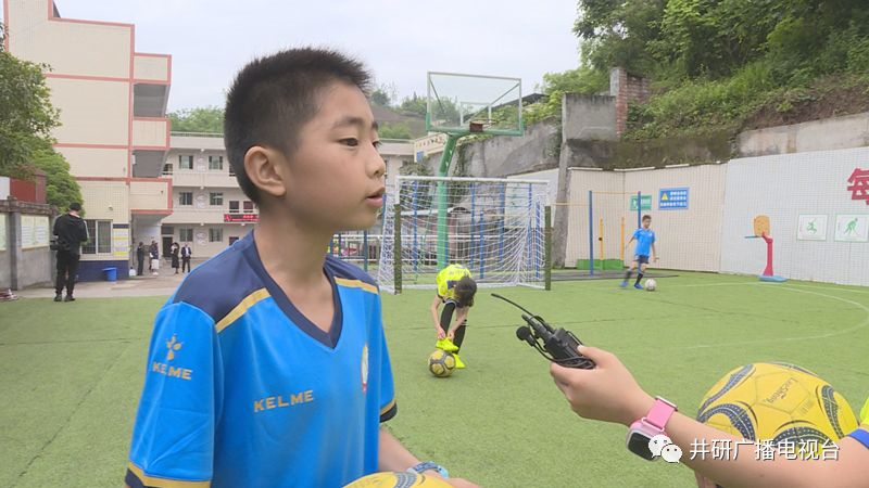 愛心人士到井研捐資助學(xué)、捐建校園足球場