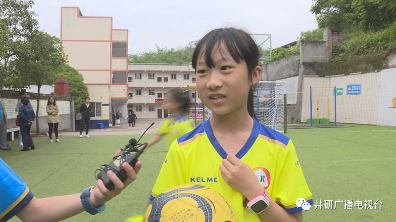 愛心人士到井研捐資助學(xué)、捐建校園足球場