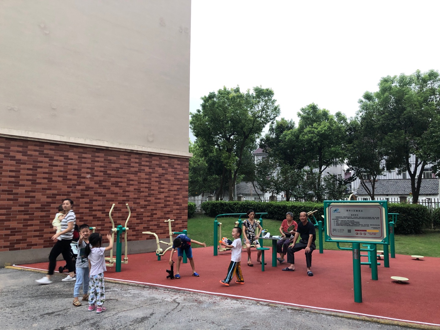 巷華小區(qū)健身點