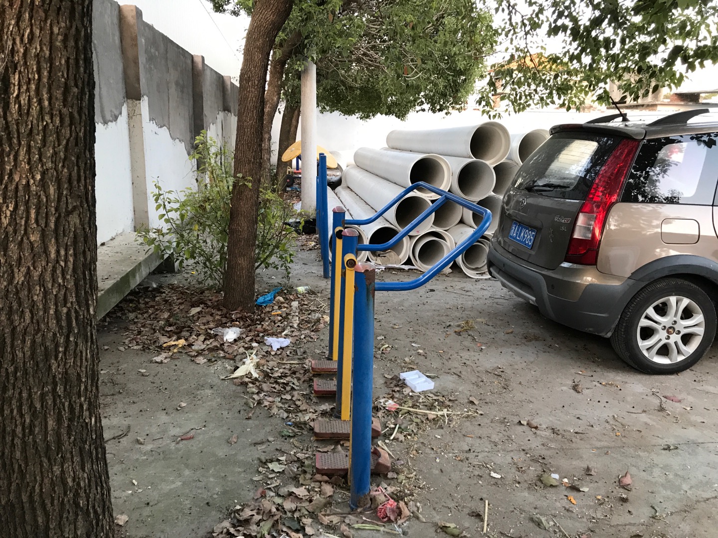 朝陽(yáng)居委鹽朝公路1446號(hào)（老年活動(dòng)中心后）健身路徑