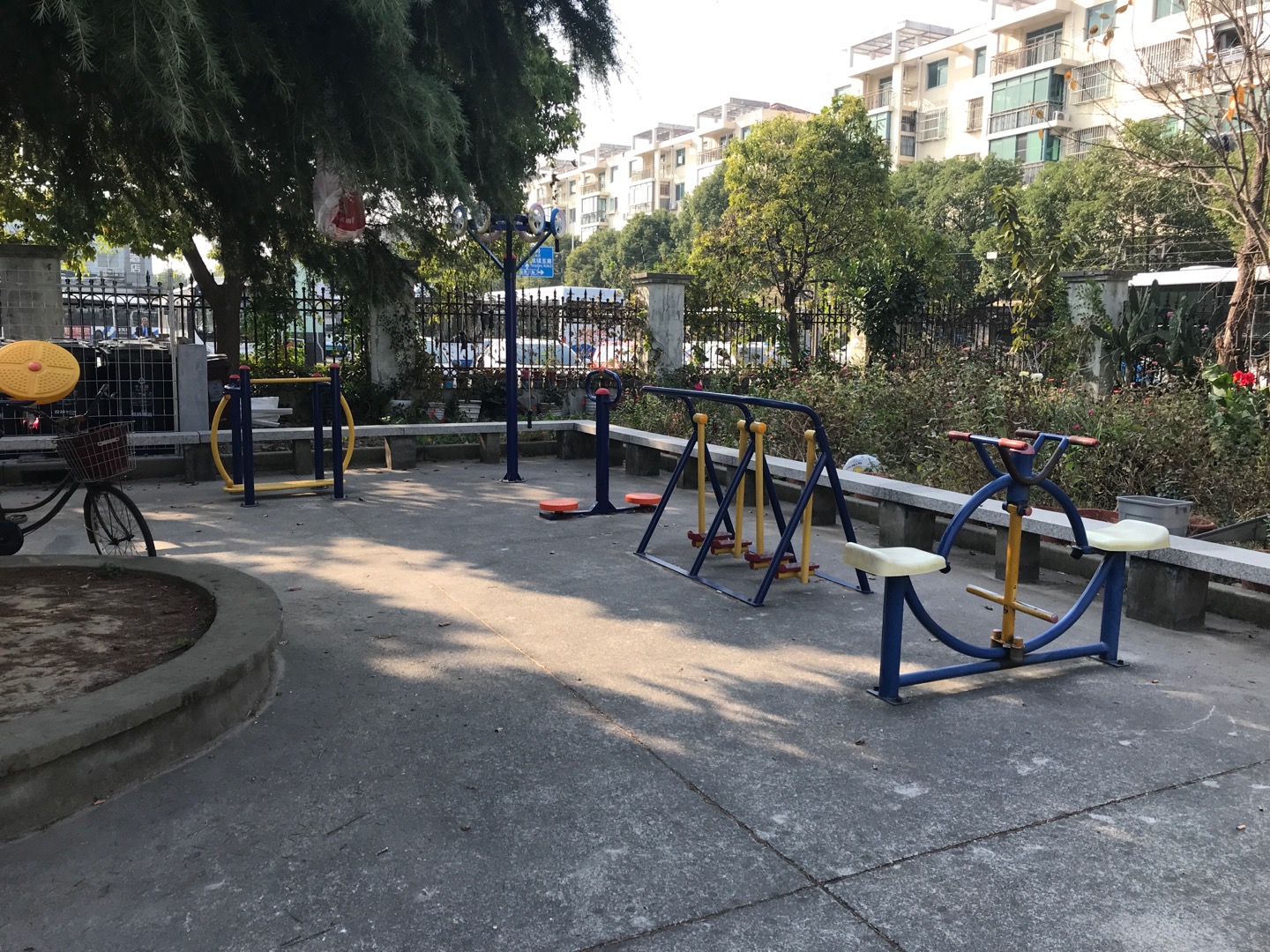 東港二居施灣三路1105弄38號(hào)對(duì)面垃圾房旁健身路徑