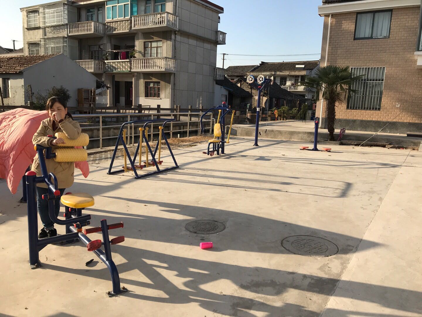 鹽倉居委鹽倉老街110弄1號旁健身路徑