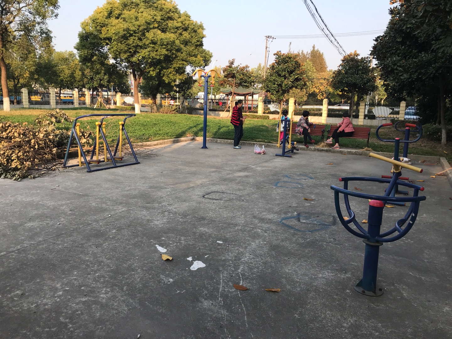 施鎮(zhèn)居委航城四路616弄3號東健身路徑