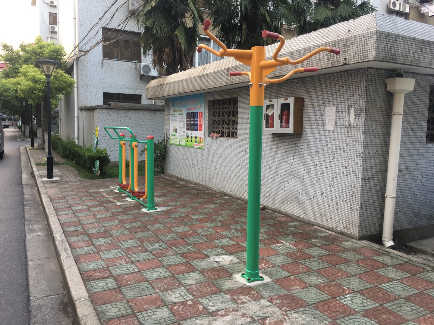 先鋒公寓居委龍柏三村東小區(qū)健身點