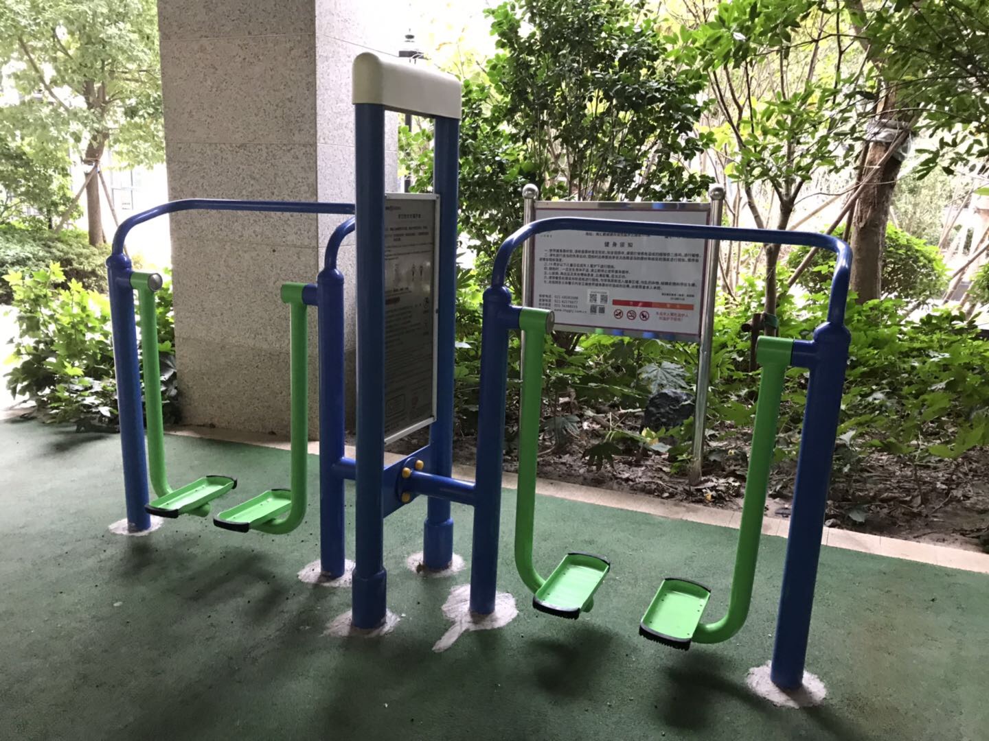 雙立柱太空漫步器