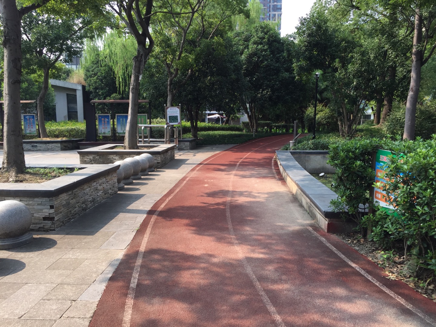 南翔鎮(zhèn)高爾夫公園百姓健身步道    (西段）