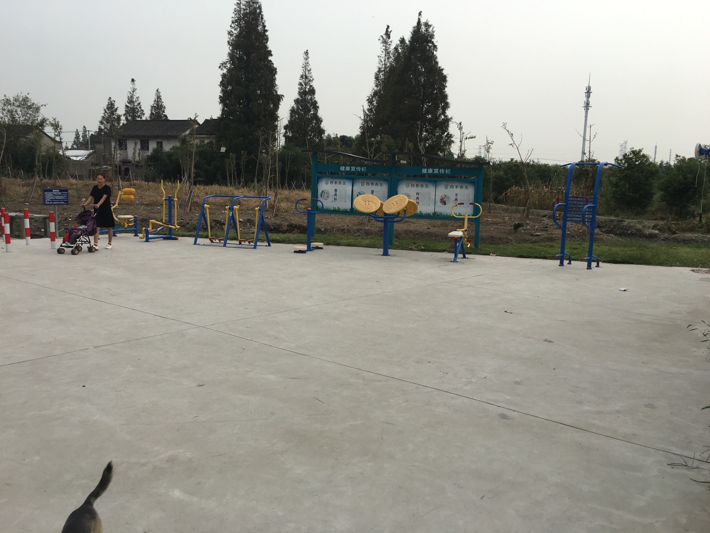 聯(lián)建村休閑廣場健身點(diǎn)