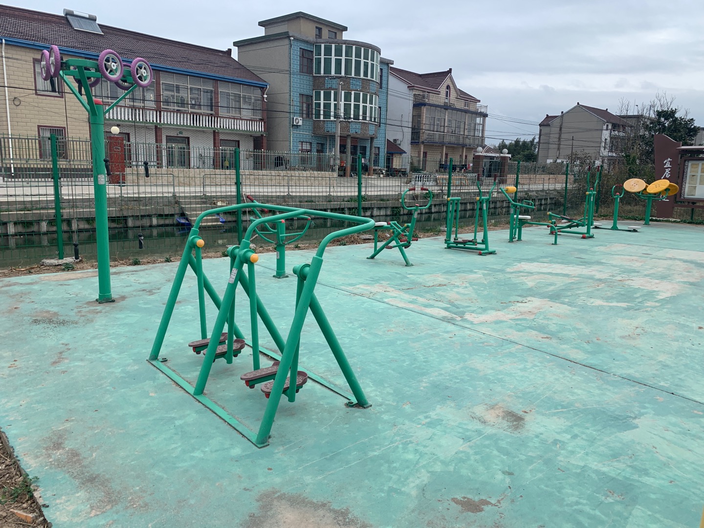 新建村新四4組健身點(diǎn)