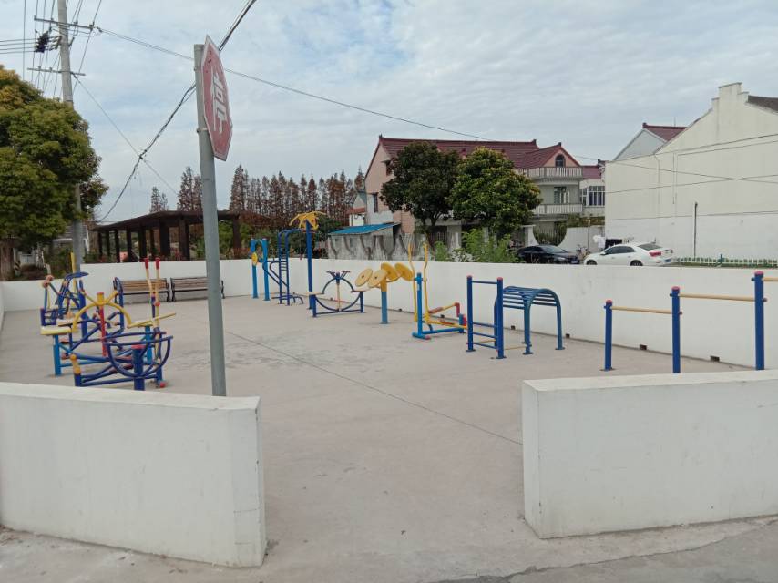 新營村2組中橫港路宅前路北5米健身路徑