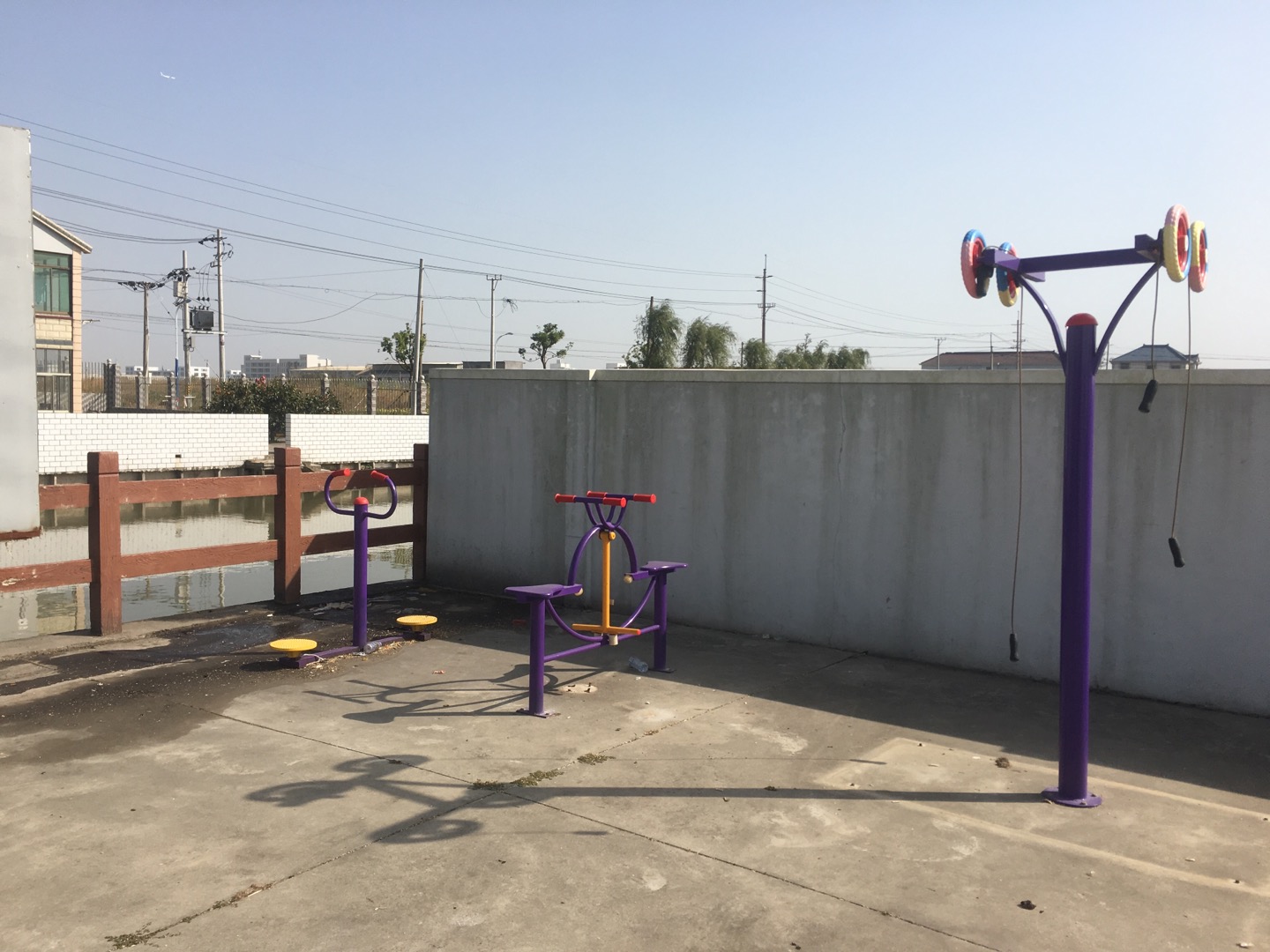 老港鎮(zhèn)成日村成一老村委健身苑點