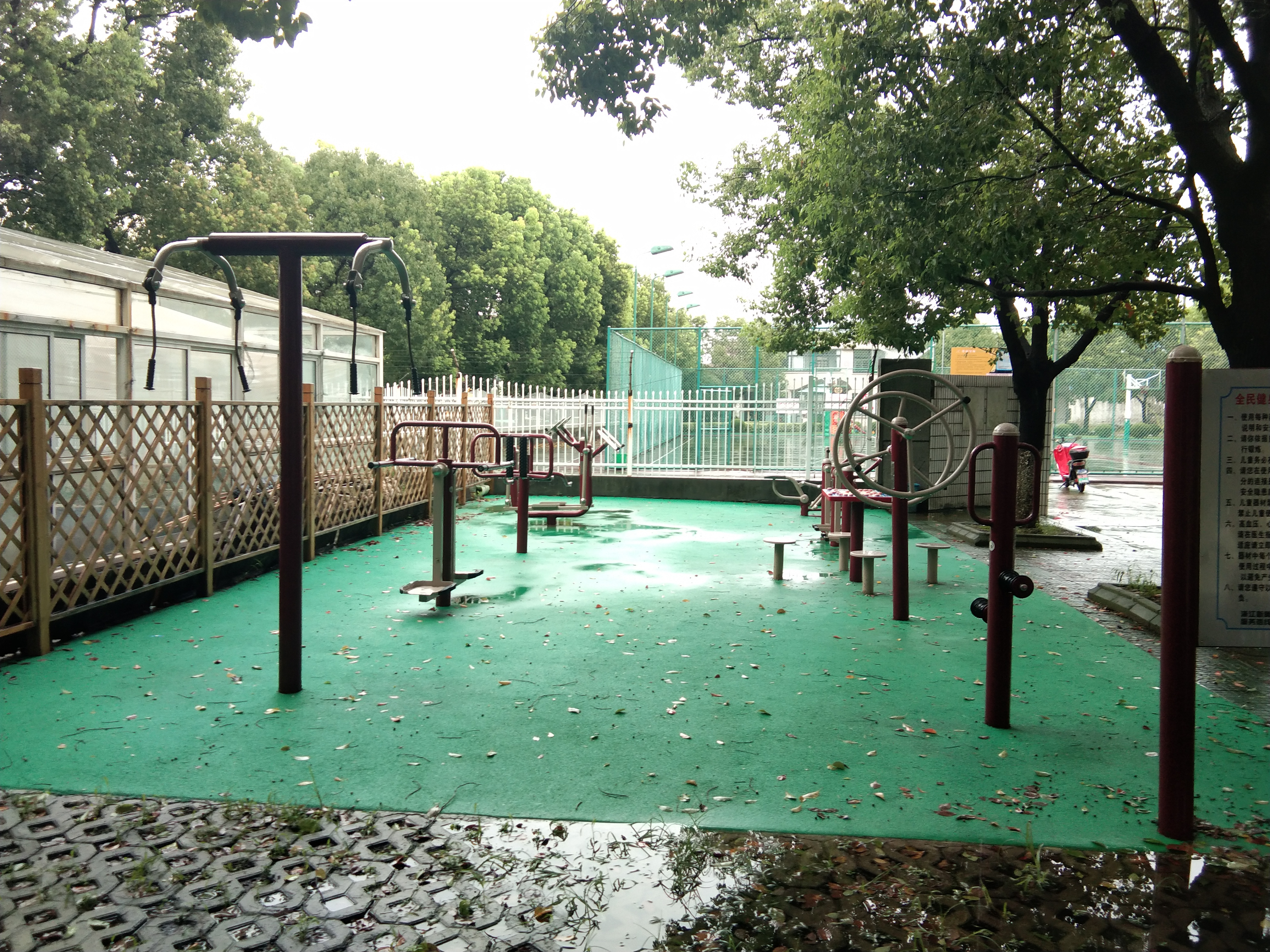 西岑居委會公共運(yùn)動場健身點(diǎn)