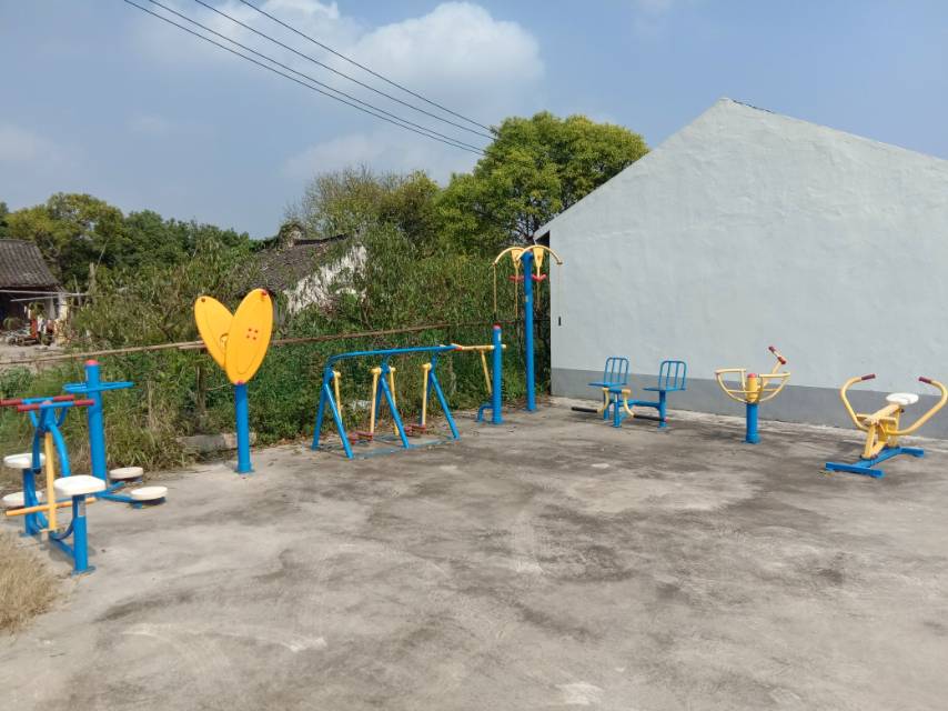 堡鎮(zhèn)財(cái)貿(mào)村石橋11隊(duì)倉庫健身點(diǎn)