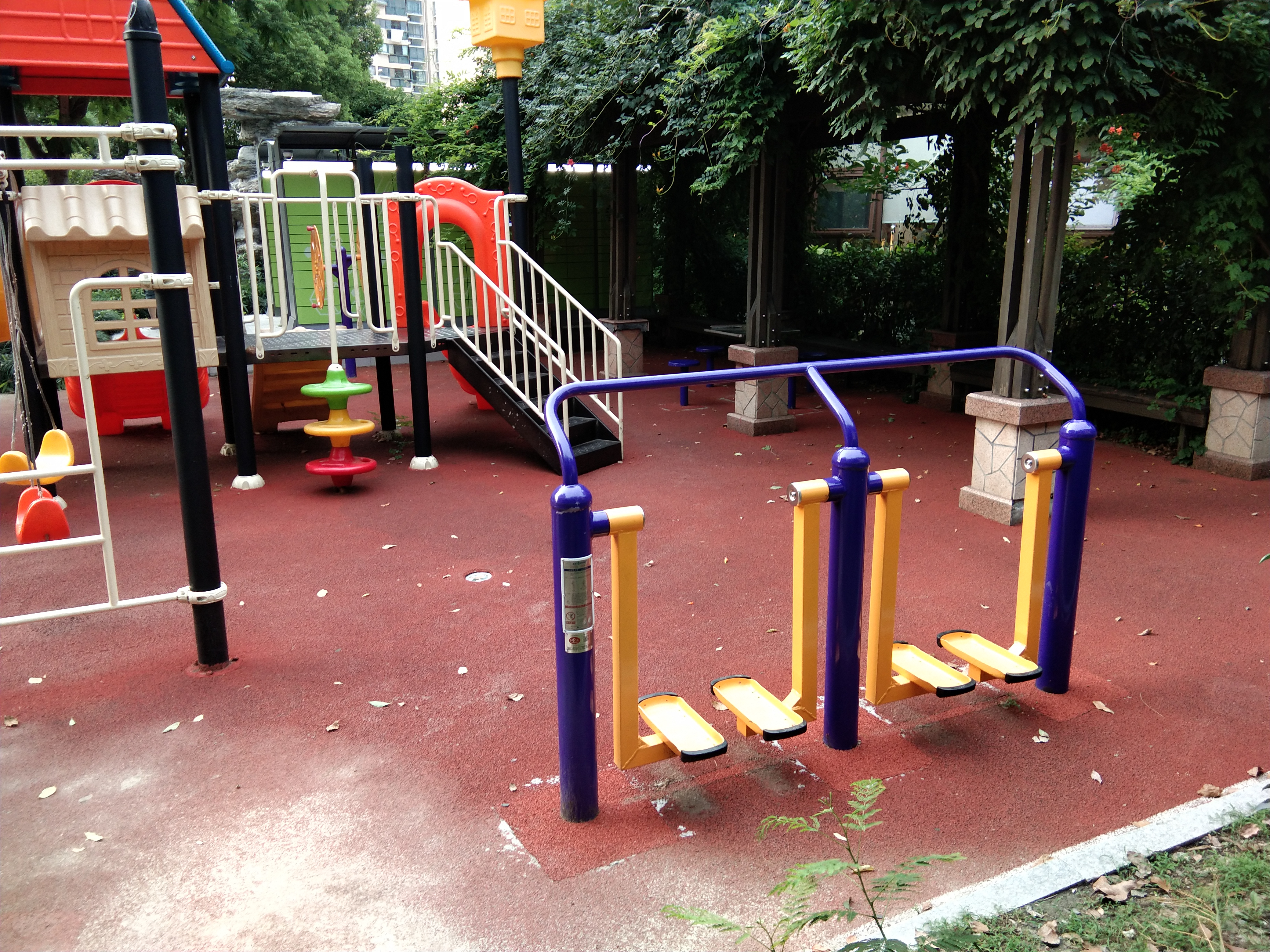 綠舟社區(qū)港俞路居委會旁健身點