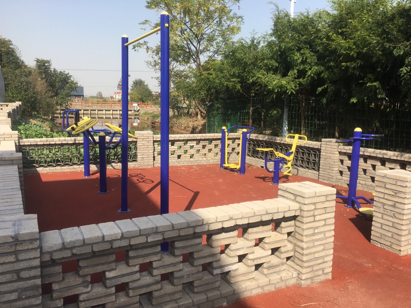 老港鎮(zhèn)中港村民委員會1組健身苑點/n