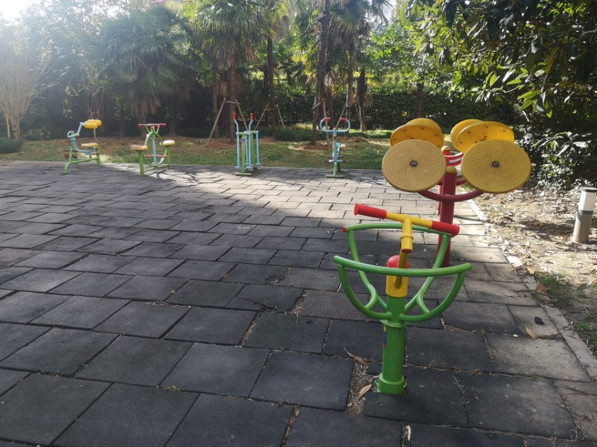 南馨佳苑18號(hào)樓北側(cè)