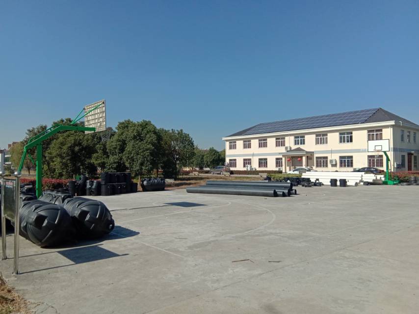 立新村衛(wèi)生室西籃球場